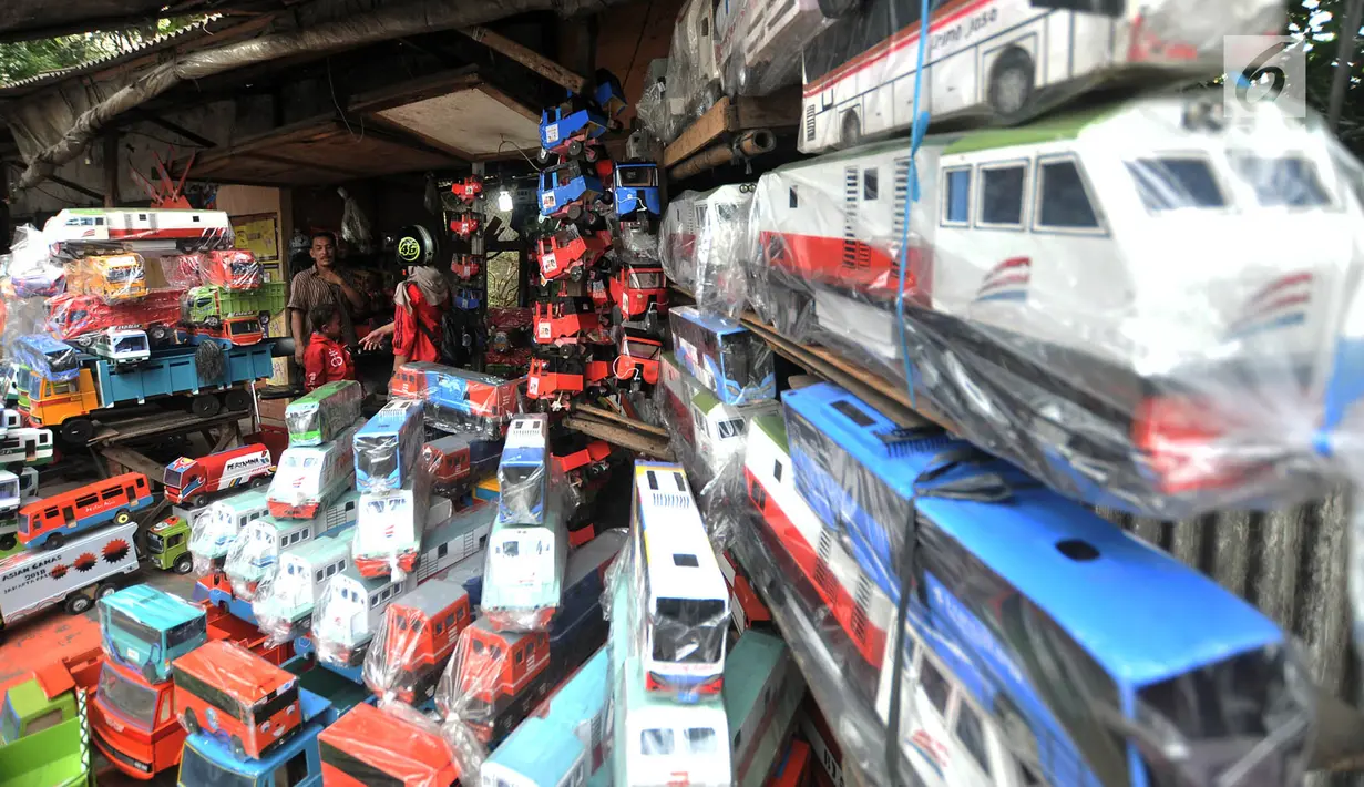 Sukma melayani pembeli di kawasan Kalibata, Jakarta, Rabu (17/10). Dirinya telah berdagang di toko yang didirikan sejak tahun 1970-an itu, menjual berbagai jenis mainan tradisional terbuat dari kayu. (Merdeka.com/Iqbal S. Nugroho)