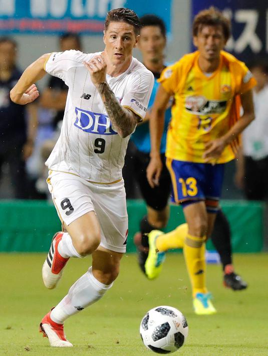 Penyerang Sagan Tosum Fernando Torres mengejar bola saat bertanding melawan Vegalta Sendai di J-League di Tosu, prefektur Saga, Jepang, (22/7).  Dalam debutnya, Torres yang baru turun di awal babak kedua kalah 1-0. (Takuto Kaneko/Kyodo News via AP)