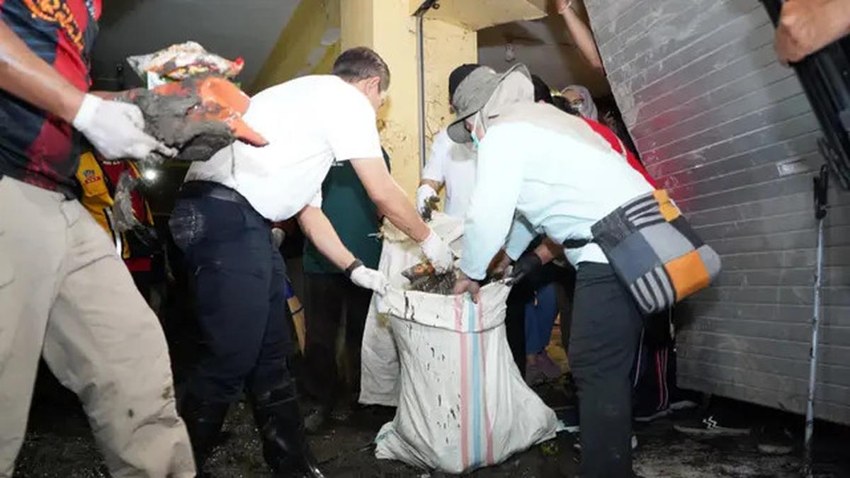 Aksi Kiran Cucu Presiden Sukarno Ikut Bersih-bersih Sungai Tukad Bali Pasca-banjir