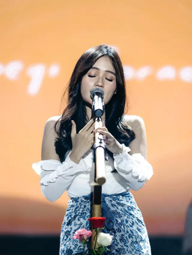 Gaya Fanny Soegi dengan Rok Batik