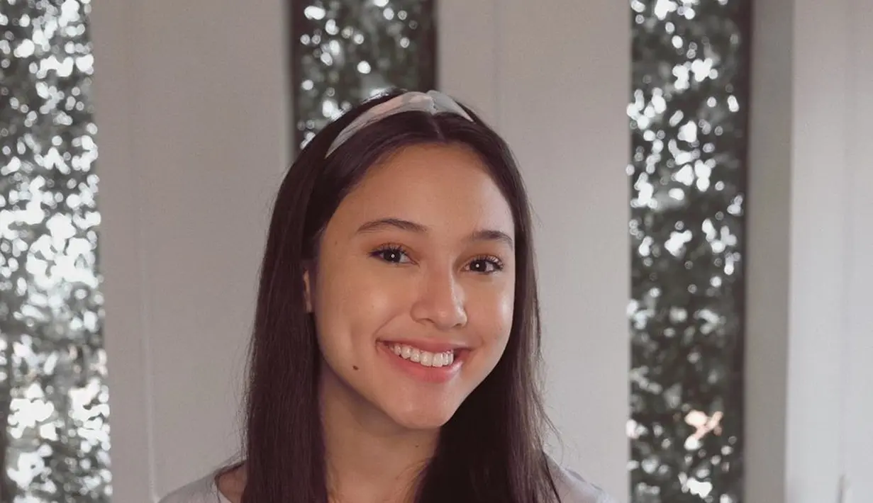 Lesung pipi artis berusia 18 tahun ini tentunya menjadi daya tarik tersendiri. Punya pesona tersendiri, tak sedikit yang menyebut jika kecantikan pemeran Maudy di sinetron Love Story The Series ini natural. Pamer senyum kelihatan gigi atau tidak, senyuman manis Yasmin Napper nampak jelas. (Liputan6/IG/@yasminnapper)