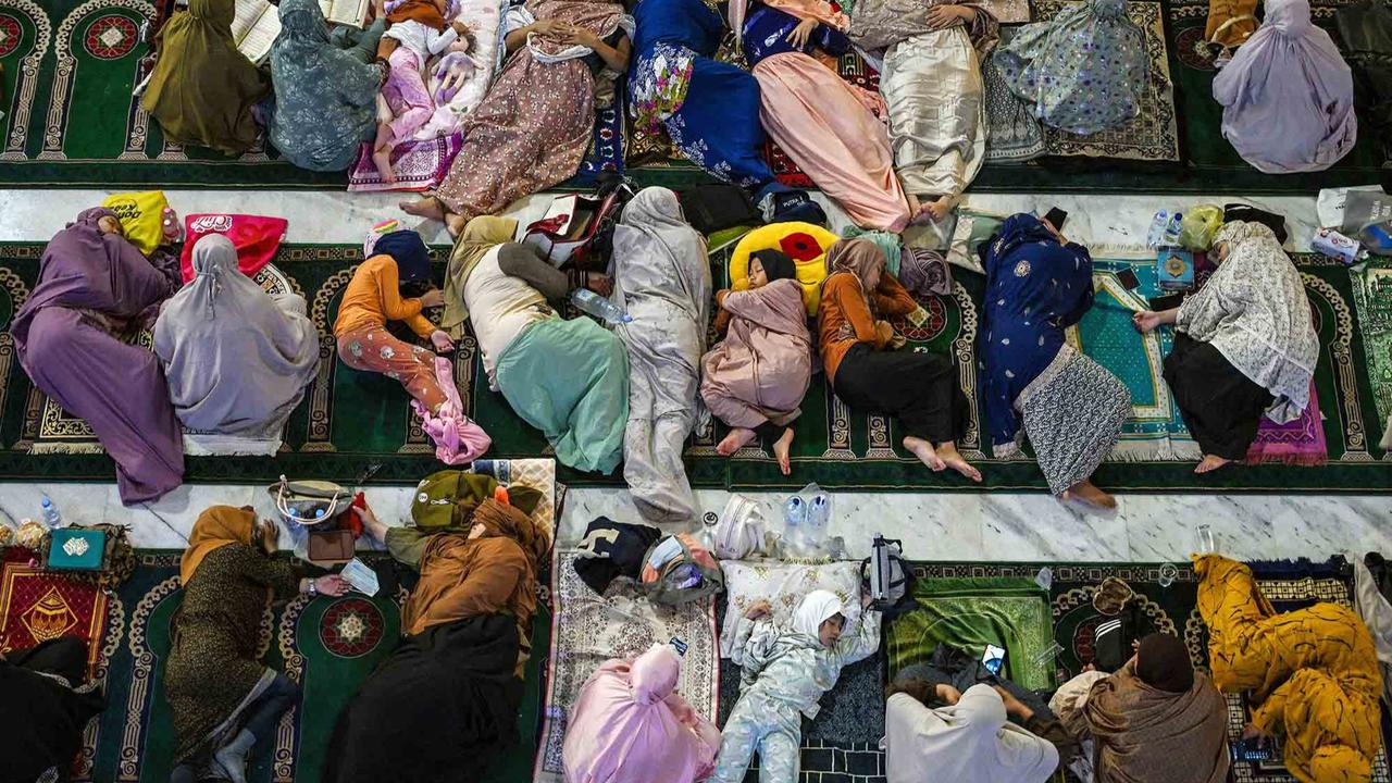 FOTO: Itikaf Mengharapkan Kemulian Malam Lailatu Qodar di Mesijd Al Akbar Surabaya