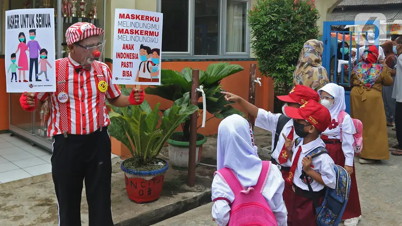 Aksi Badut Bagikan masker untuk Siswa Sekolah