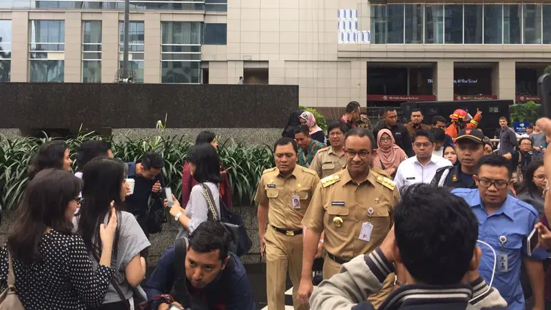 Gubernur DKI Anies Baswedan kunjungi lokasi balkon ambruk di Gedung Bursa Efek Indonesia (BEI) (Liputan6.com/Muhammad Radityo Priyasmoro)