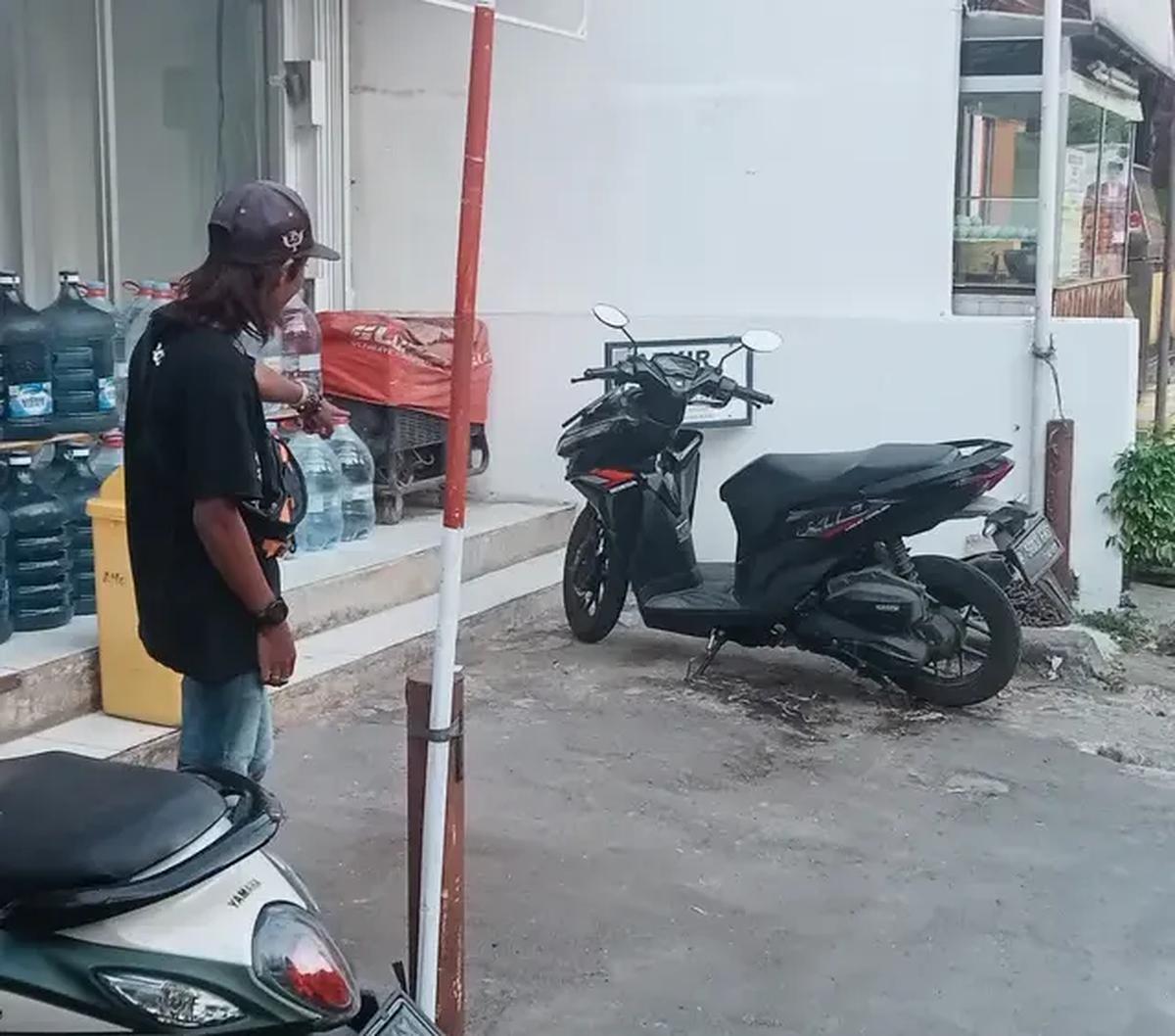DE pertama kali menyampaikan baiat kepada Amir ISIS pada 2014 dan langsung memulai berbagai aktivitas. Selain melakukan latihan dan pengumpulan peralatan yang dibutuhkan, tersangka juga bergerak aktif di media sosial.