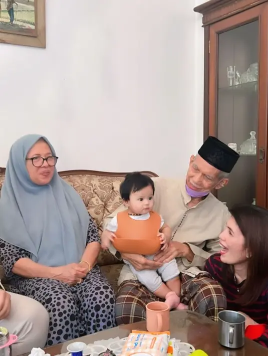 Kakek dan nenek Atta Halilintar juga bermain bersama cicit tersayangnya, Ameena Hanna Nur Atta. (Foto: Instagram/ attahalilintar)