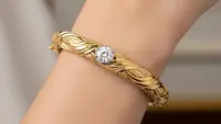 8 Model Gelang Emas yang Bikin Tangan Terlihat Lebih Slim dan Anggun