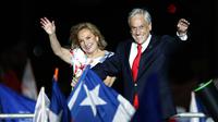 Sebastian Pinera dan istrinya Cecilia Morel saat merayakan kemenangan di Santiago, Chile, pada 17 Desember 2017. (AP Photo/Luis Hidalgo)
