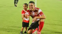 Pemain Madura United, Reva Adi Utama bersama anaknya usai pertandingan kontra Persik Kediri, Sabtu (6/8/2022). (Bola.com/Wahyu Pratama)