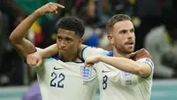 Pemain timnas Inggris, Jordan Henderson (kanan) merayakan golnya ke gawang Senegal bersama rekan setimnya Jude Bellingham dalam pertandingan 16 besar Piala Dunia 2022 yang berlangsung di Al Bayt Stadium, Qatar, Senin (5/12/2022). (AP Photo/Francisco Seco)