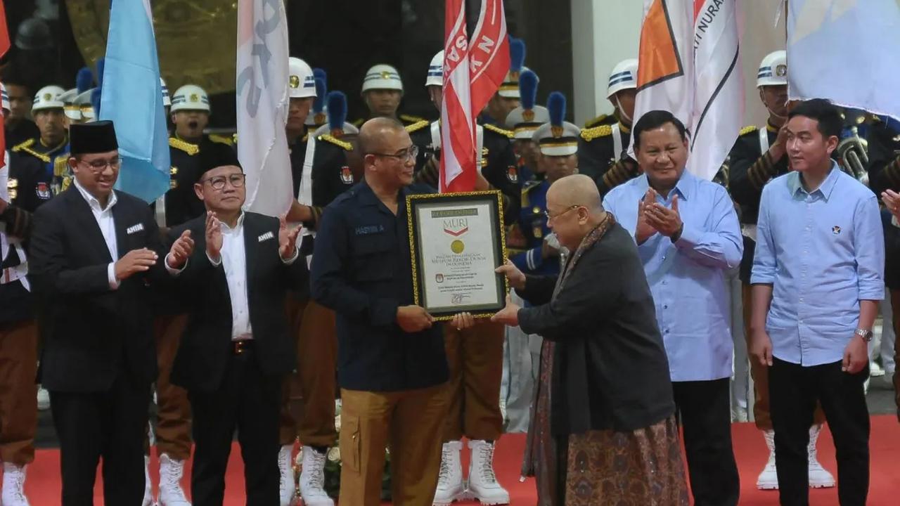 Di tengah momen Deklarasi Kampanye Pemilu Damai 2024 yang berlangsung di kantor KPU Pusat Jakarta ada pemandangan unik sekaligus memecahkan rekor MURI.