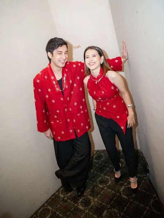 Sandrinna Michelle memadukan baju batik merah yang dikenakannya dengan celana warna hitam. Penampilan artis berusia 18 tahun ini makin manis dengan memakai heels warna hitam dan aksesosi gelang warna silver juga cincin. Rambutnya yang dibiarkan digerai dengan belah tengah semakin memancarkan pesona artis cantik blasteran Indonesia – Amerika Serikat ini. (Liputan6.com/IG/@juniorrobertss)