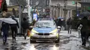 Sebuah mobil polisi melaju di jalan pusat Kota Essen, Jerman, Senin (14/12/2020). Jerman melakukan lockdown nasional pada 16 Desember 2020 untuk memerangi pandemi COVID-19. (AP Photo/Martin Meissner)