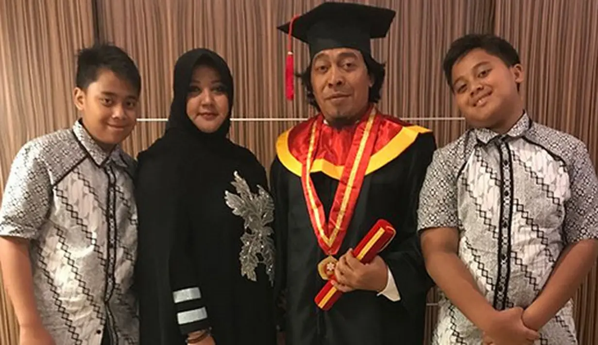 Komeng yang seharusnya lulus tahun 1993 silam, akhirnya memutuskan untuk melanjutkan setelah tiga kali pindah tempat kuliah. Diantaranya Akademi Bank Indonesia (tidak selesai) dan Sinematografi (tidak selesai).  (Instagram/indradewi2242)