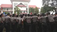 Massa demonstran yang menolak kedatangan Wakil Ketua DPR, Fahri Hamzah bentrok dengan aparat kepolisian di halaman kantor Gubernur Sulut (Liputan6.com/Yoseph Ikanubun).