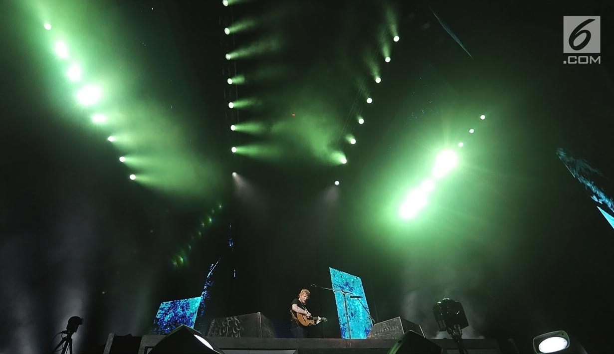 Aksi panggung Ed Sheeran dalam konser Divide World Tour 2019 di Stadion Utama Gelora Bung Karno, Jakarta Pusat (3/5/2019). Dalam konsernya itu, Ed Sheeran sempat membawakan lagu populer dari Justin Bieber berjudul "Love Yourself". (Fimela.com/Bambang E. Ros)