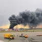 Sebuah pesawat maskapai Aeroflot melakukan pendaratan darurat dan terbakar di Bandara Sheremetyevo, Moskow, Rusia pada Minggu 5 Mei 2019 (AFP PHOTO)