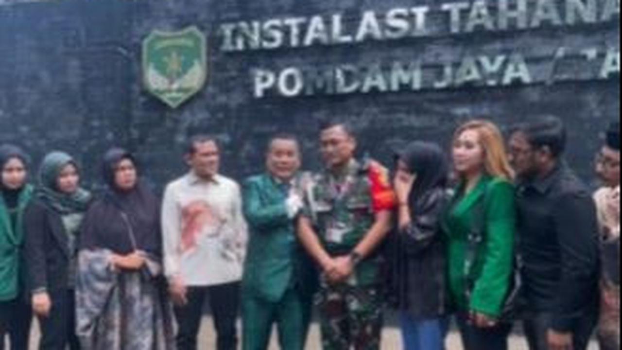 Hotman Paris Dampingi Keluarga Imam Masykur ke Pomdam Jaya