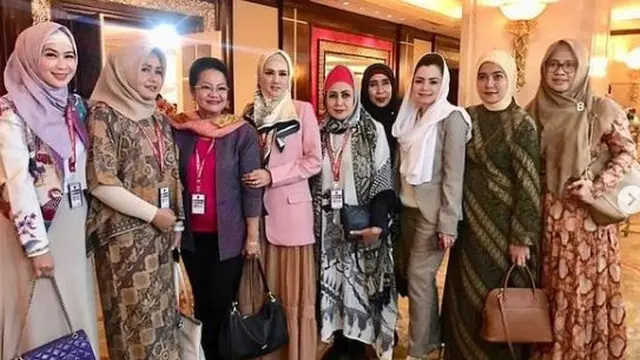 7 Gaya Mulan Jameela Bareng Rekan DPR, Bak Sosialita