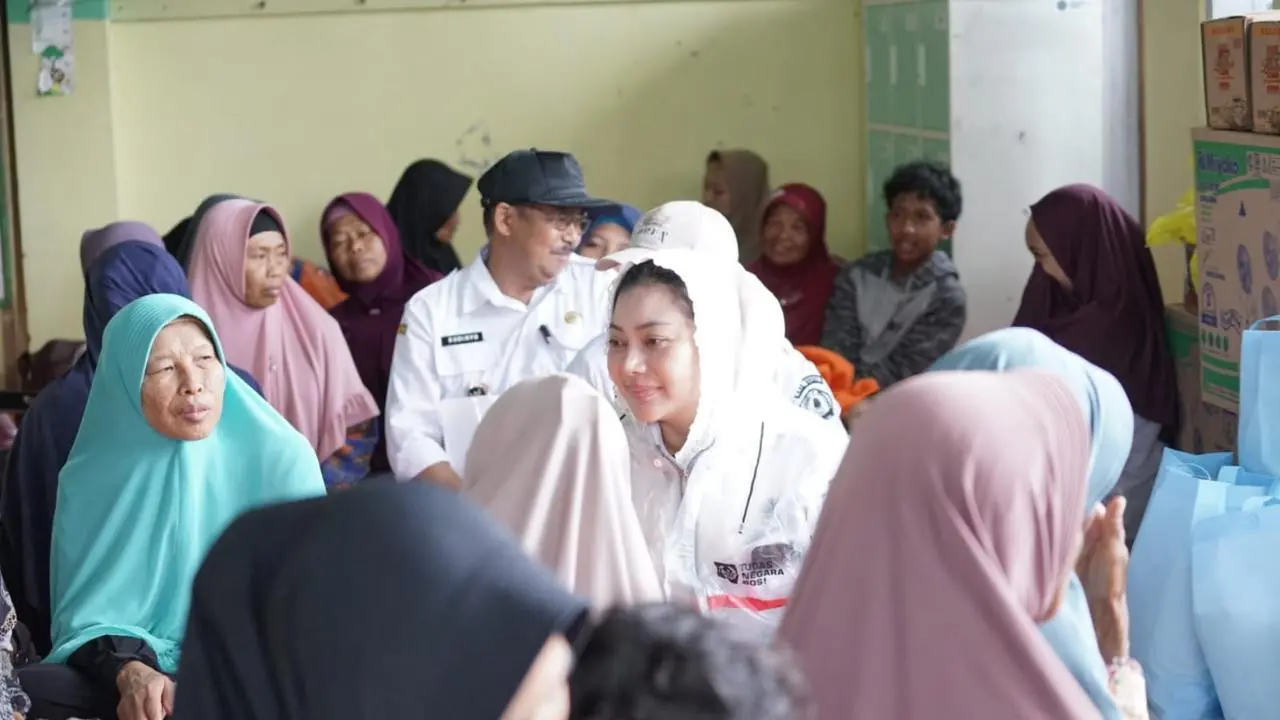 Bupati Brebes Pramitha Widya Kusuma saat bertemu warga. (Istimewa)