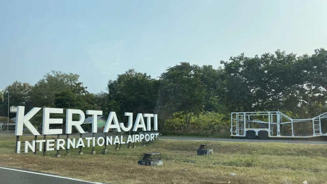 Sebagian jemaah calon haji asal Jawa Barat (Jabar) berangkat ke Tanah Suci melalui Bandara Internasional Kertajati di Kertajati, Majalengka, Jabar.