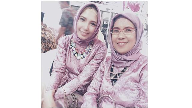 Natly telihat makin anggun dan cantik dalam balutan hijab.