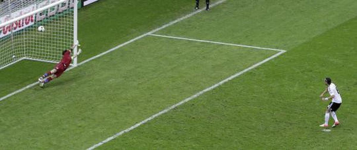 Gol Balotelli hentikan laju Jerman ke final