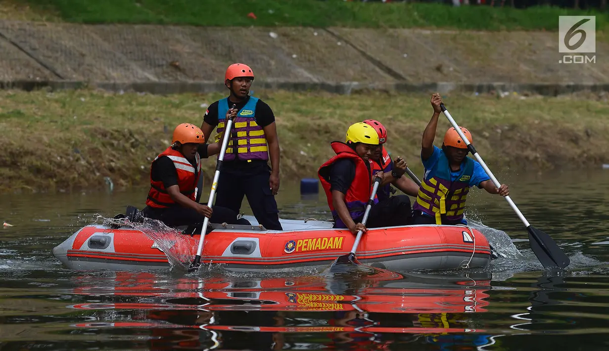 Anggota tim penyelamat mencari korban yang tenggelam pada lomba ketangkasan water rescue di Kanal Banjir Timur, Jakarta, Kamis (3/5). Perlombaan guna melatih kemampuan melakukan penyelamatan dan pertolongan di air. (Merdeka.com/Imam Buhori)
