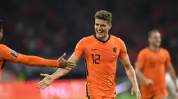 Gelandang Belanda, Guus Til berselebrasi usai mencetak gol ke gawang Turki pada kualifikasi Grup G Piala Dunia Qatar 2022 di stadion Johan Cruijff Arena di Amsterdam (8/9/2021). Belanda menang telak atas Turki 6-1. (AFP/John Thys)
