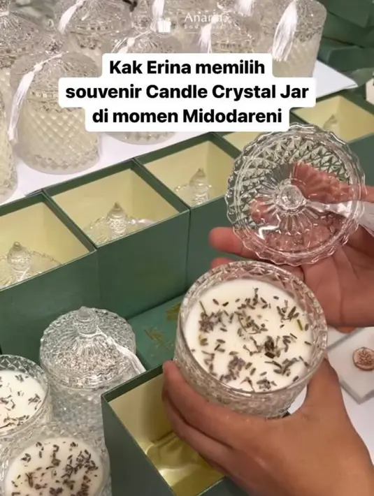 Di momen midodareni, pasangan tersebut memilih suvenir Candle Crystal Jar.  Disebutkan Anaria Souvenir, bahwa lilin tersebut bermakna harapan dan bimbingan dalam mengarungi rumah tangga. @anaria_souvenir.