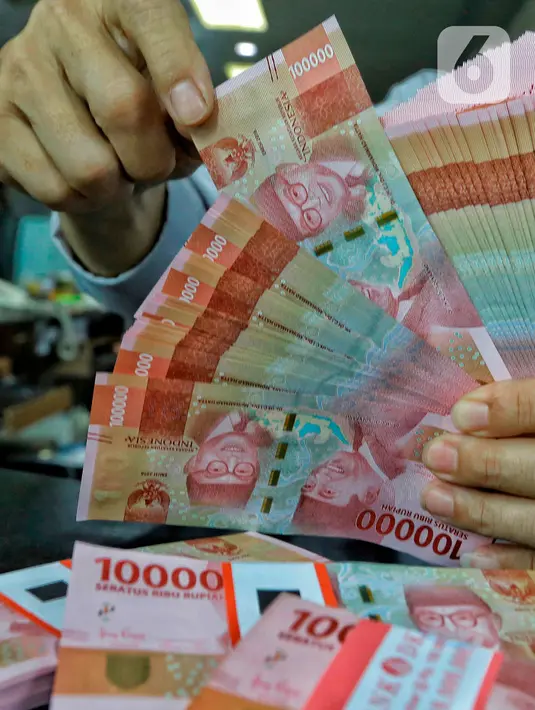 Pegawai menata mata uang rupiah di salah satu gerai penukaran mata uang di Jakarta, Kamis (5/1/2023). Nilai tukar rupiah ditutup di level Rp15.616 per dolar AS pada Kamis (5/1) sore ini. Mata uang Garuda melemah 34 poin atau minus 0,22 persen dari perdagangan sebelumnya. (Liputan6.com/Angga Yuniar)
