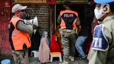 Petugas gabungan menertibkan pedagang yang nekat berjualan saat masa pandemi COVID-19 di kawasan Pasar Tanah Abang, Jakarta, Jumat (22/5/2020). Gubernur DKI Jakarta Anies Baswedan menambah PSBB selama 14 hari mulai tanggal 22 Mei 2020. (Liputan6.com/Faizal Fanani)