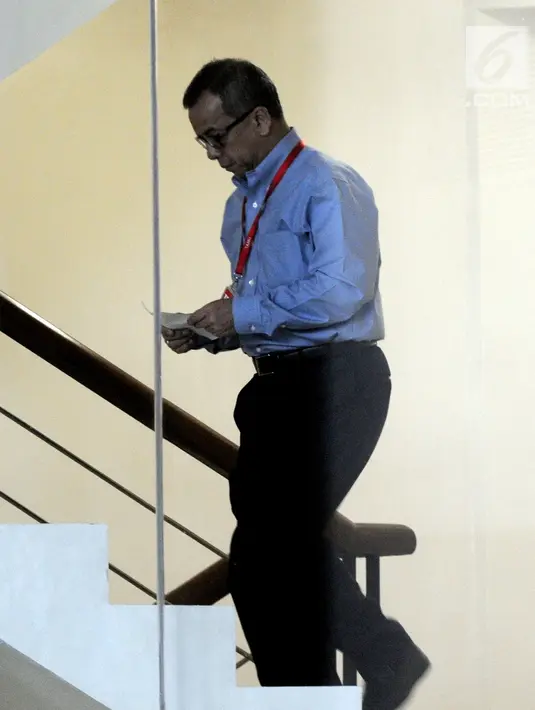 Mantan Dirut PT Garuda Indonesia Emirsyah Satar bersiap menjalani pemeriksaan di gedung KPK, Jakarta, Senin (16/4). Emirsyah diperiksa sebagai saksi untuk tersangka Presiden Komisaris PT Mugi Rekso Abadi (MRA) Soetikno Soedarjo. (Merdeka.com/Dwi Narwoko)