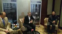 (Kiri ke kanan) Pejabat Department of International Trade Inggris Alexis Hammer, Duta Besar Inggris untuk RI Moazzam Malik, dan Sekjen Kemhan RI Hadiyan Sumintaatmadja saat konferensi pers UK - RI Defence Industry Cooperation Seminar (15/3) (Liputan6.com)