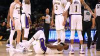 Pemain Lakers LeBron James terkapar memegangi alat vitalnya setelah dipukul pemain Grizzlies Dilon Brooks pada play-off NBA (AP)