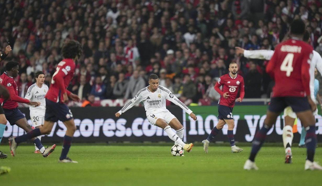 Pemain Real Madrid, Kylian Mbappe, berusaha melewati pemain Lille pada laga Liga Champions di Stadion di Stadion Pierre Mauroy di Villeneuve-d'Ascq, Kamis (3/10/2024). (AP Photo/Thibault Camus)