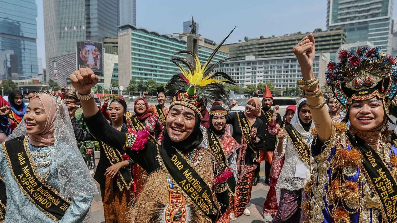 Mereka nampak menggunakan pakaian khas adat dari daerahnya masing-masing.