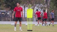 Marc Klok saat mengikuti sesi latihan bersama Timnas Indonesia di Lapangan A, Senayan, Jakarta, Senin (9/10/2023) sore WIB. (Bola.com/Bagaskara Lazuardi)&nbsp;