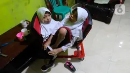 Keduanya sempat menjalani operasi dan perawatan di Rumah Sakit Hasan Sadikin, Bandung untuk menghilangkan kaki tambahan di tahun 2017. (merdeka.com/Arie Basuki)