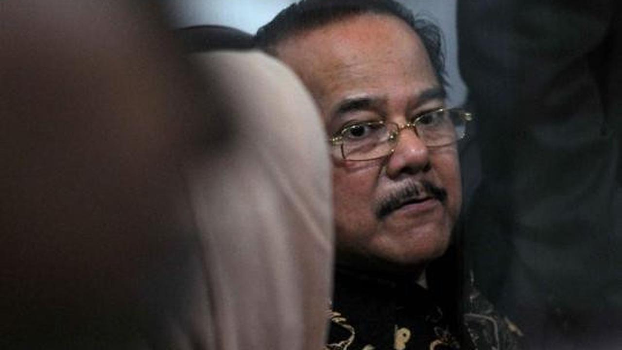 Bersama anaknya, Zulkarnaen Djabar jalani sidang perdana