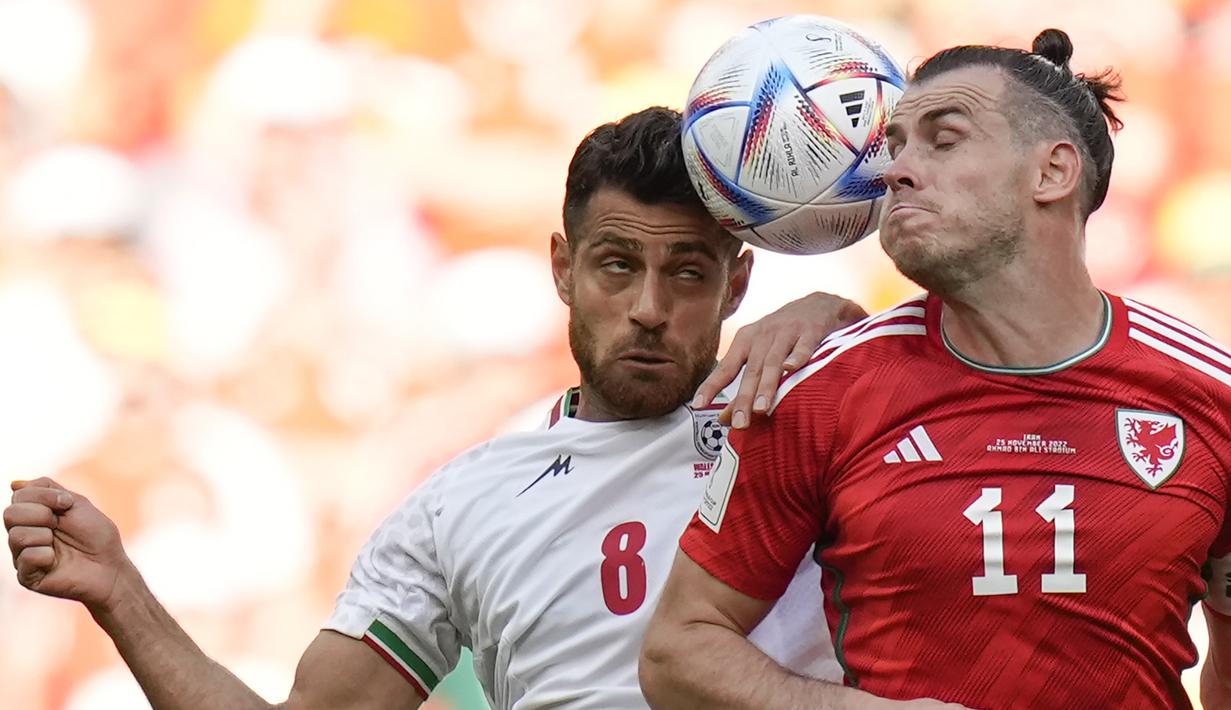Pertandingan yang digelar di Ahmed bin Ali Stadium ini berjalan dengan sengit. Sejak menit awal pertandingan, baik Iran dan juga Wales sama-sama tampil all-out dalam menyerang, namun kesulitan untuk membuat peluang matang. (AP Photo/Francisco Seco)