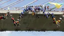 Ratusan orang saat melompat menggunakan tali dari jembatan yang memiliki ketinggian 30 meter di Hortolandia, Brasil, Minggu (10/4). Sebanyak 149 orang mencoba membuat rekor dunia dengan melompat bersama dari atas jembatan. (REUTERS/Paulo Whitaker)