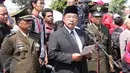 Menko Perekonomian Darmin Nasution saat menjadi inspektur upacara pemakaman Pengacara Senior Adnan Buyung Nasution di TPU Tanah Kusir, Jakarta Selatan, Kamis (24/9/2015). (Liputan6.com/Angga Yuniar)