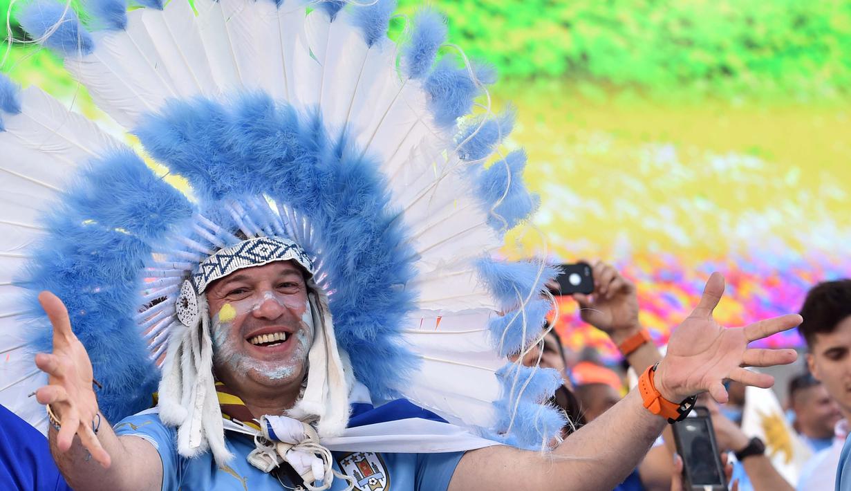 Aksi Suporter Uruguay saat menanti timnya berlaga melawan Venezuela pada babak penyisihan grup C Copa America Centenario 2016 di Stadion Lincoln Financial Field, Philadelphia, AS, (10/6/2016). (AFP/Nicholas Kamm)