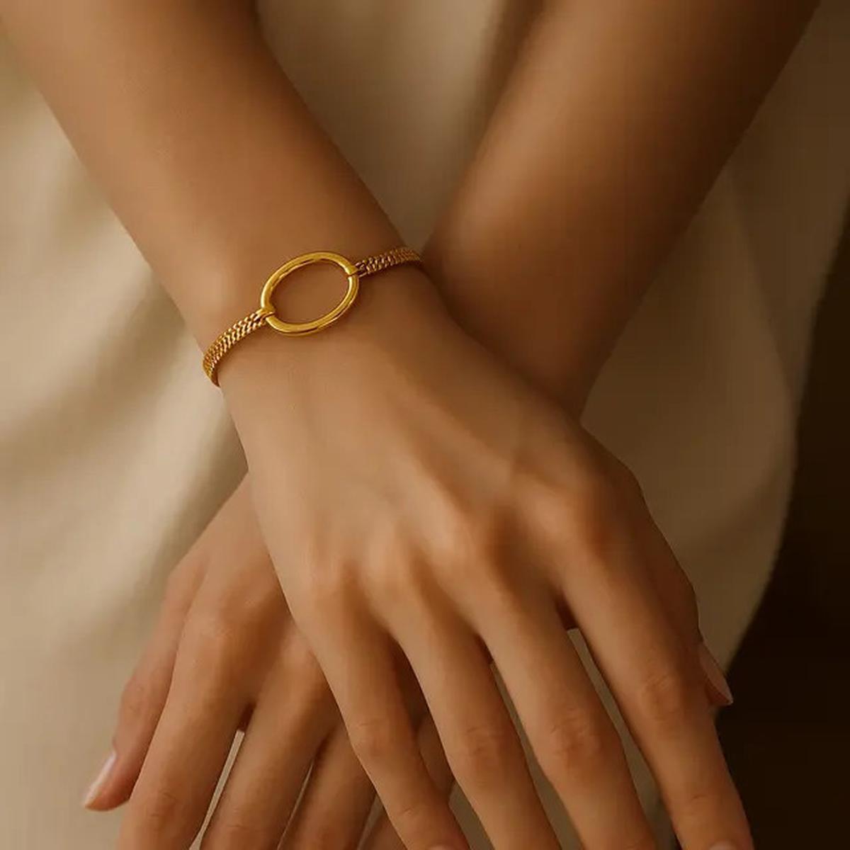 7 Inspirasi Model Gelang Oval Emas 2025 Biar Tangan Tampak Lebih Panjang