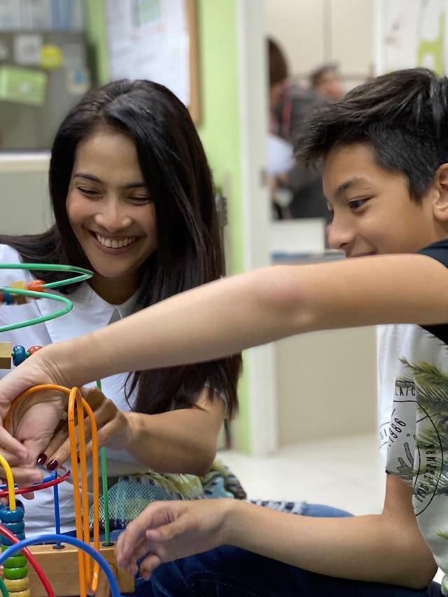 Bak Kakak Beradik, Ini 7 Potret Kebersamaan Maudy Koesnaedi dan Putranya