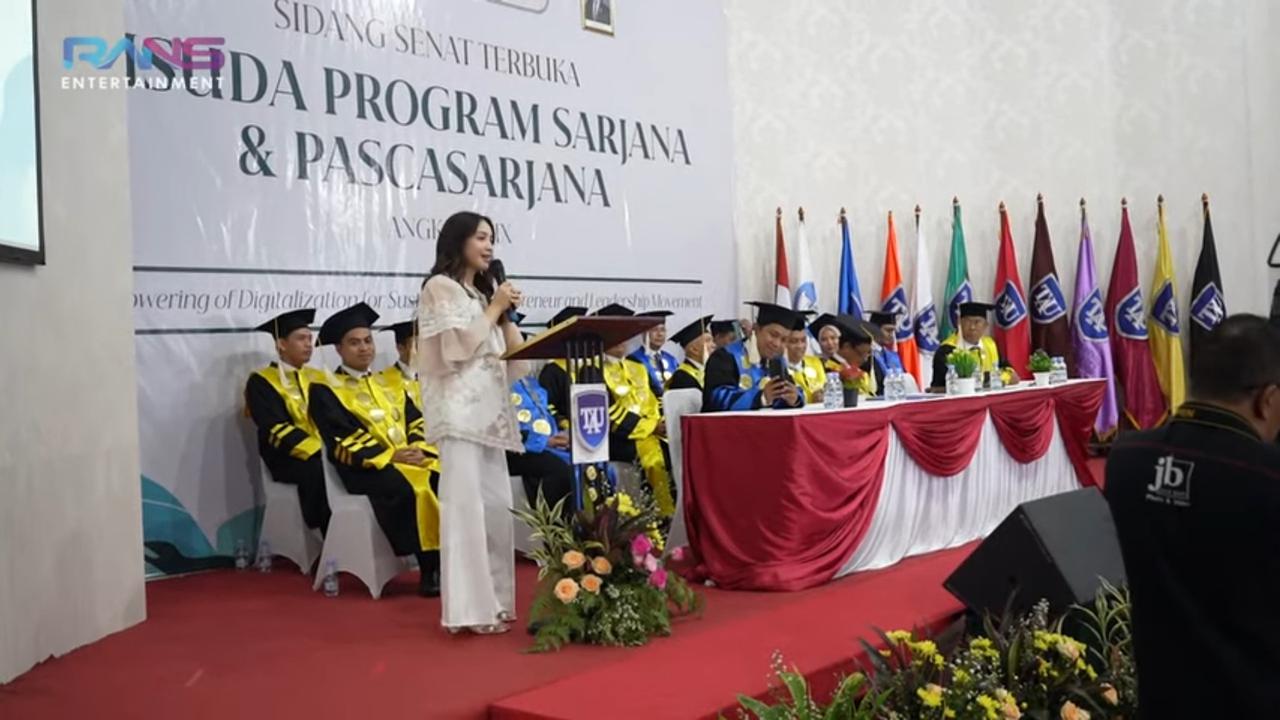 Nagita Slavina Kaget Tiba-tiba Diminta Kata Sambutan saat Wisuda Lala