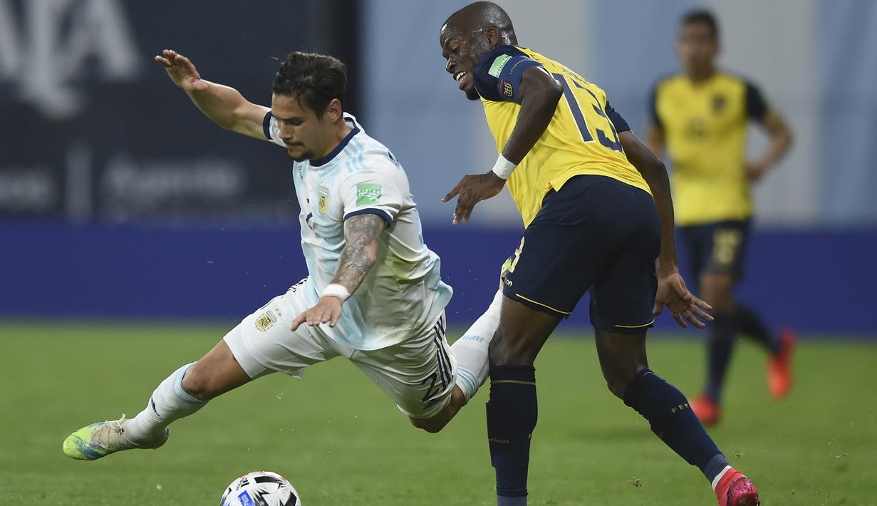 Bek Argentina, Lucas Martinez Quarta, berebut bola atas dengan penyerang Ekuador, Enner Valencia, pada laga kualifikasi Piala Dunia 2022 di Stadion Bombonera, Jumat (9/10/2020) pagi WIB. Argentina menang 1-0 atas Ekuador. (AFP/Marcelo Endelli/pool)