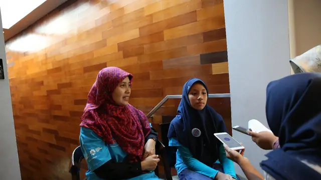 Siti Juneeta Khairunnisa bersama sang ibu, Indriani Fitri ketika menjadi pemenang pertama Festival Penulis Cilik SIDU 2018 (Liputan6.com/Giovani Dio Prasasti)
