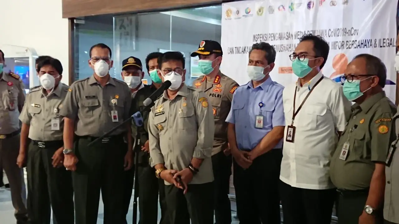 Gunakan masker N95, Menteri Pertanian Syahrul Yasin Limpo, inspeksi pengawasan tindakan karantina lalu lintas hewan dan produk hewan di Bandara Soekarno Hatta. (Pramita/Liputan6.com)